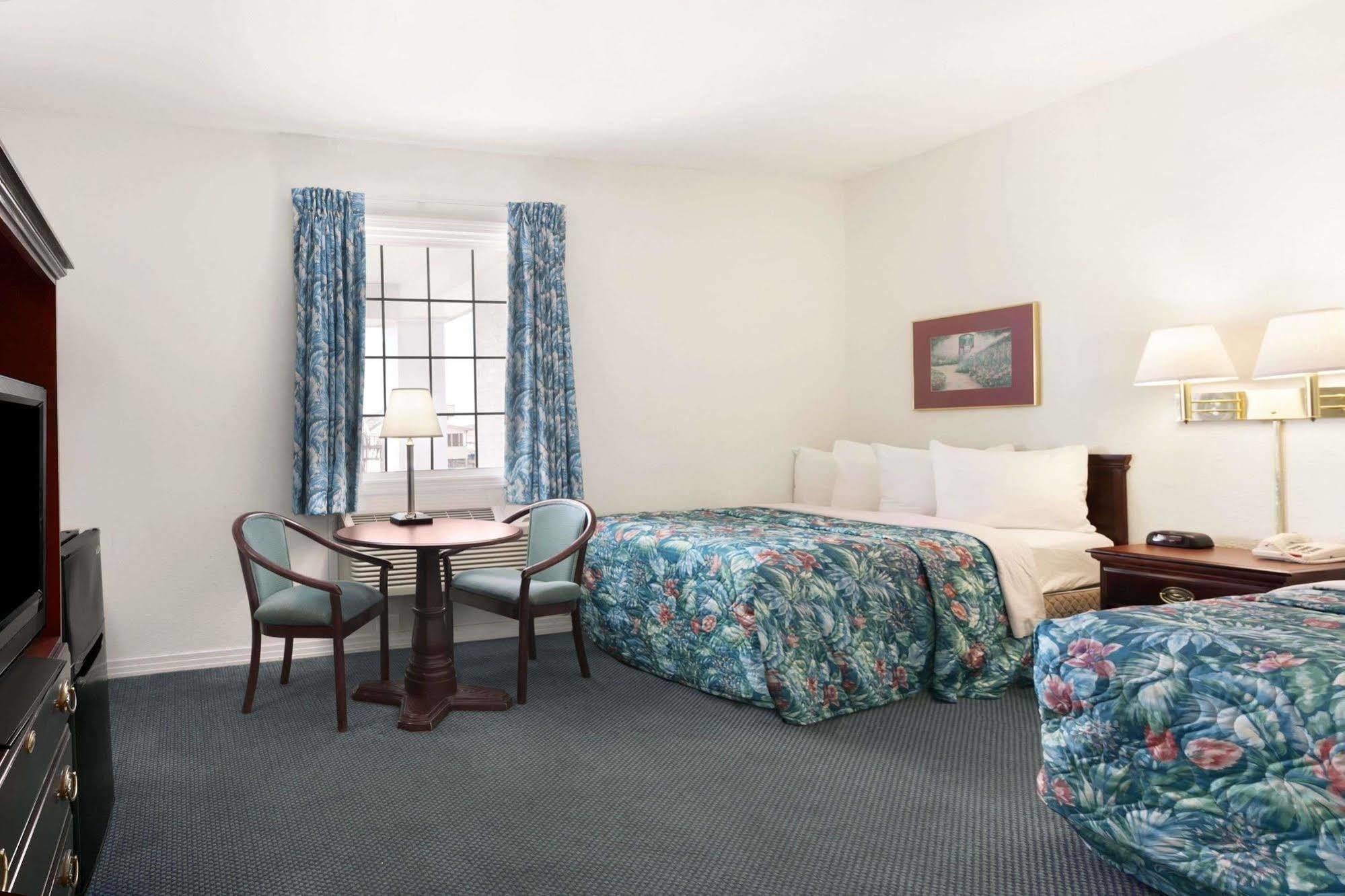 Days Inn By Wyndham Kill Devil Hills Oceanfront - Wilbur Exterior photo